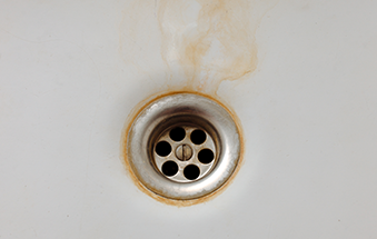 How can you easily clean rust stains in your bathroom?